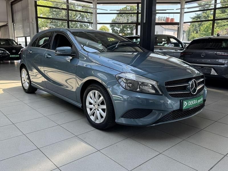 Blau Gebraucht 2012 Mercedes A180 Limousine | 7.550 € (Fairer Preis) - Bild 1/4
