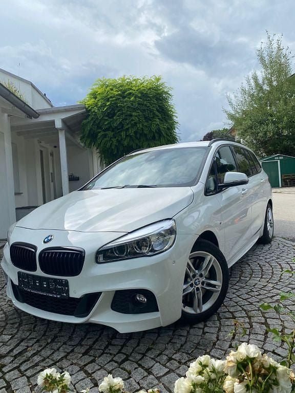 Weiß Gebraucht 2016 BMW 220 Gran Tourer M Sport Van / Kleinbus | 16.900 € (Fairer Preis) - Bild 1/4