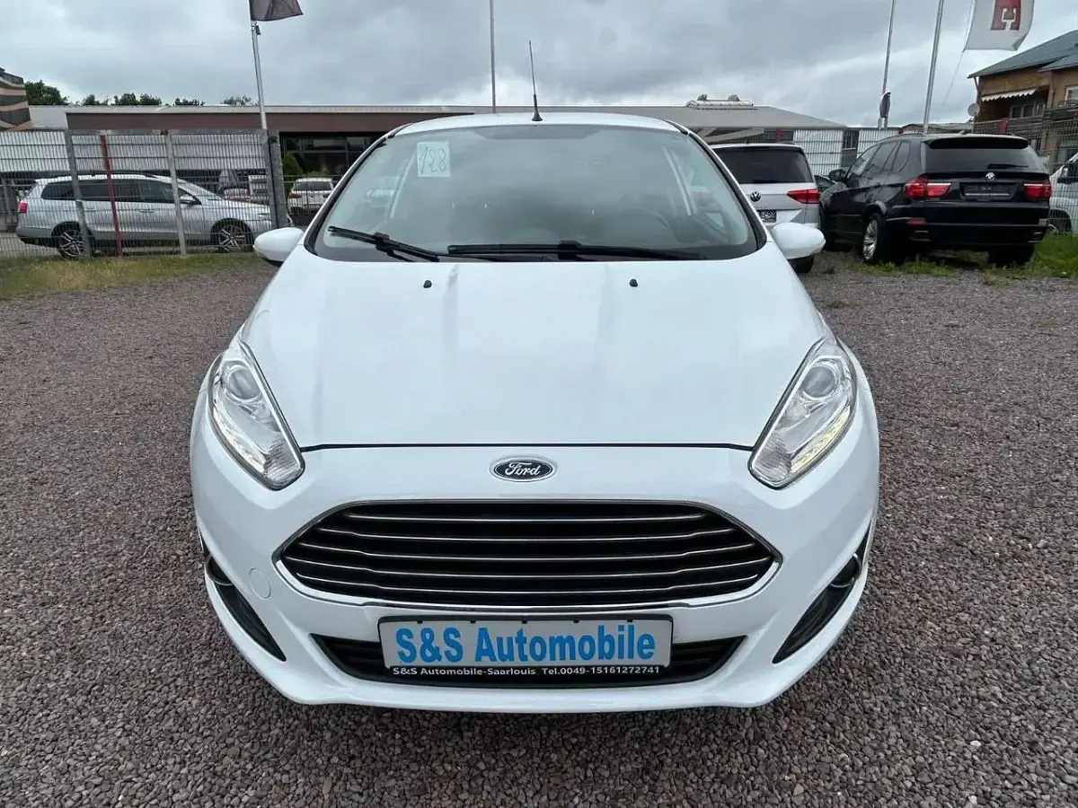 Gebraucht Ford Fiesta Trend 82 PS (60 kW) 2015 Weiß Kleinwagen