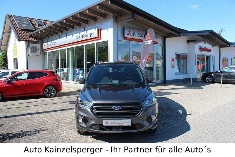 Grau Gebraucht 2017 Ford Kuga ST-Line SUV | 13.990 € (Etwas zu teuer) - Bild 1/4