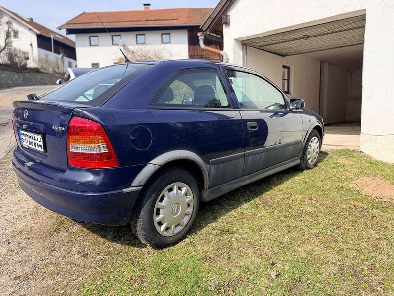 Gebraucht Opel Astra 75 PS (55 kW) 2002 Blau Limousine