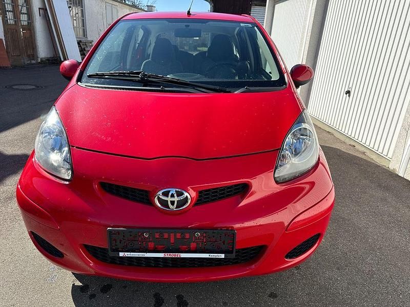 Gebraucht Toyota Aygo Cool 68 PS (50 kW) 2011 Rot Kleinwagen