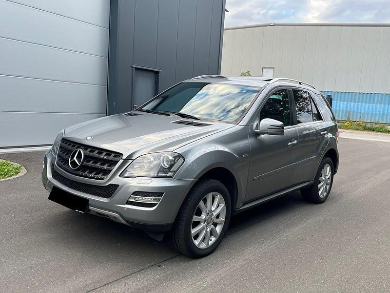 Grau Gebraucht 2010 Mercedes ML350 Edition SUV | 9.900 € (Fairer Preis) - Bild 1/4