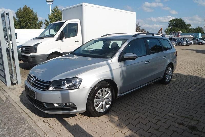 Silber Gebraucht 2011 VW Passat Trendline Kombi | 4.960 € (Superpreis) - Bild 1/4
