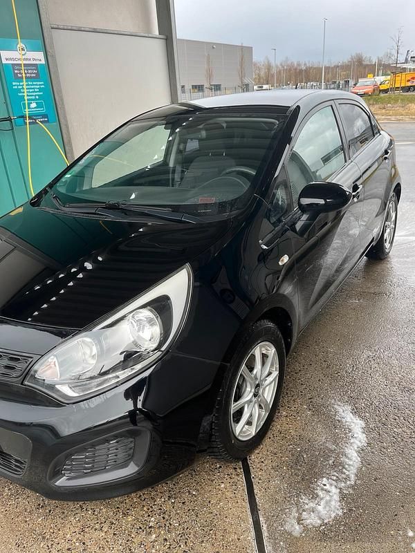 Gebraucht Kia Rio 109 PS (80 kW) 2011 Schwarz Kleinwagen