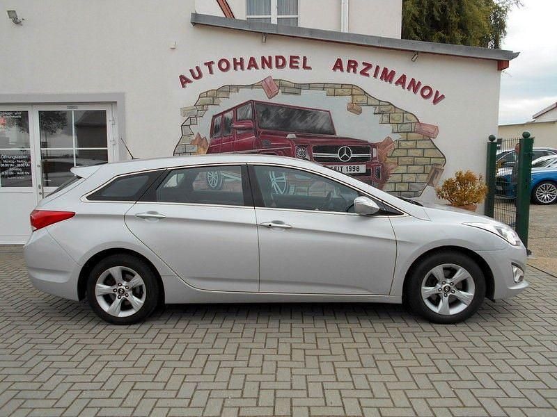 Gebraucht Hyundai i40 Style 116 PS (85 kW) 2013 Sleek silver metallic Kombi