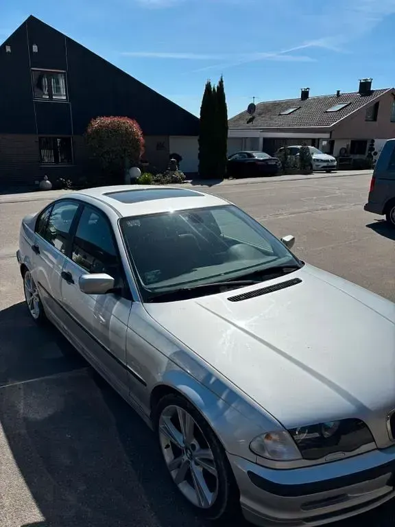 Gebraucht BMW 320 136 PS (100 kW) 2010 Grau Limousine