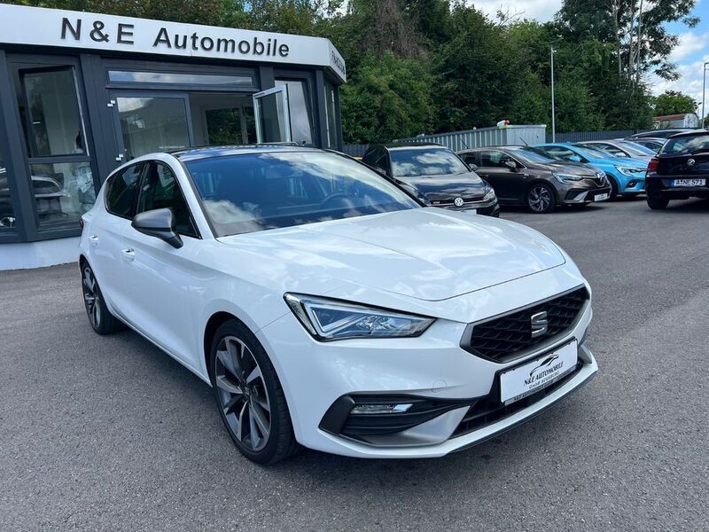 Weiß Gebraucht 2022 Seat Leon FR Limousine | 25.990 € (Fairer Preis) - Bild 1/4