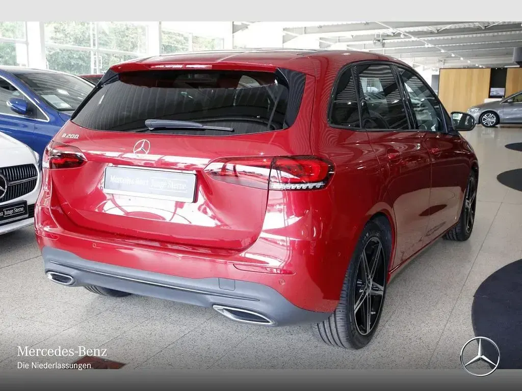 Gebraucht Mercedes B200 Night 163 PS (119 kW) 2022 Rot Kleinwagen