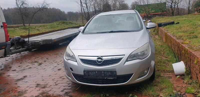 Gebraucht Opel Astra 110 PS (80 kW) 2012 Silber Limousine