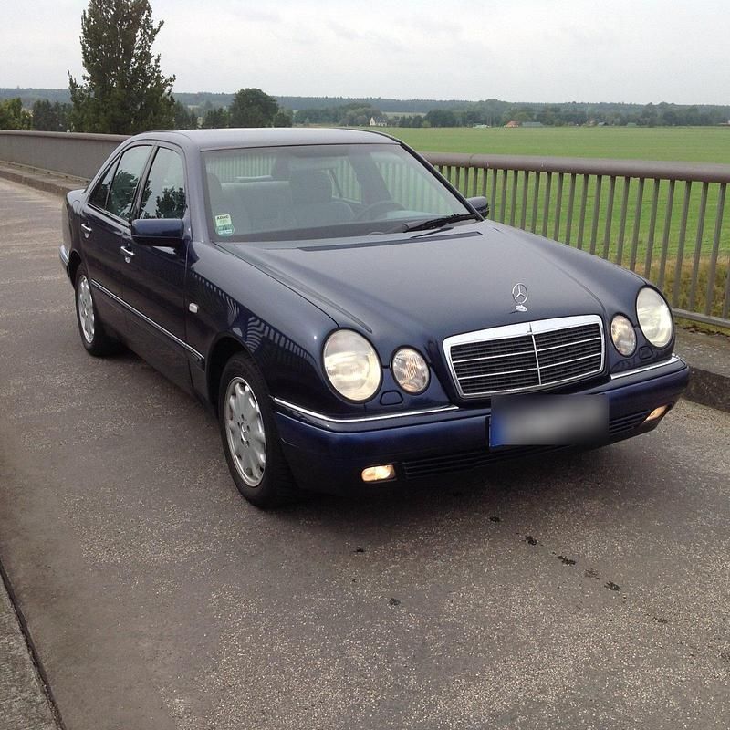Blau Gebraucht 1998 Mercedes E280 Limousine | 3.250 € (Guter Preis) - Bild 1/4