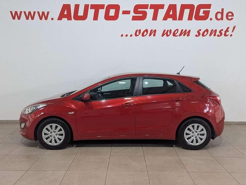 Gebraucht Hyundai i30 Classic 101 PS (74 kW) 2015 Rot Limousine