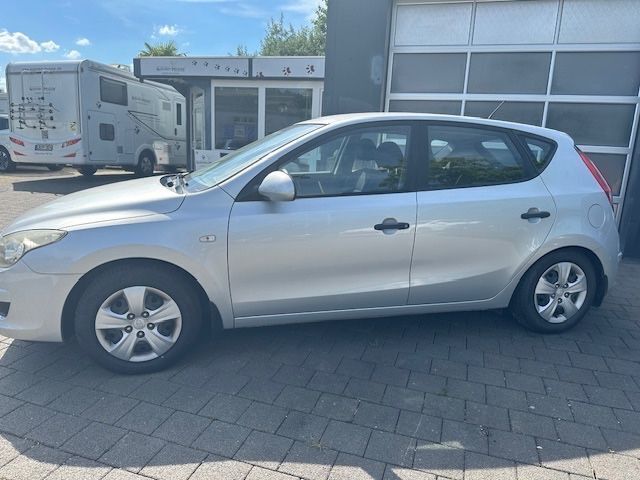 Silber Gebraucht 2010 Hyundai i30 Classic Limousine | 3.950 € (Fairer Preis) - Bild 1/4