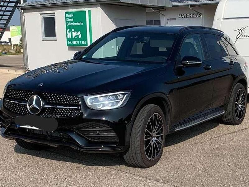 Schwarz unilack Gebraucht 2021 Mercedes GLC300e AMG line SUV | 31.900 € (Etwas zu teuer) - Bild 1/4