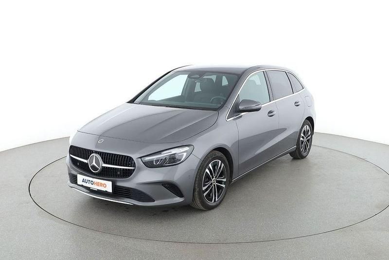 Grau Gebraucht 2023 Mercedes B200 Van / Kleinbus | 28.990 € (Guter Preis) - Bild 1/4