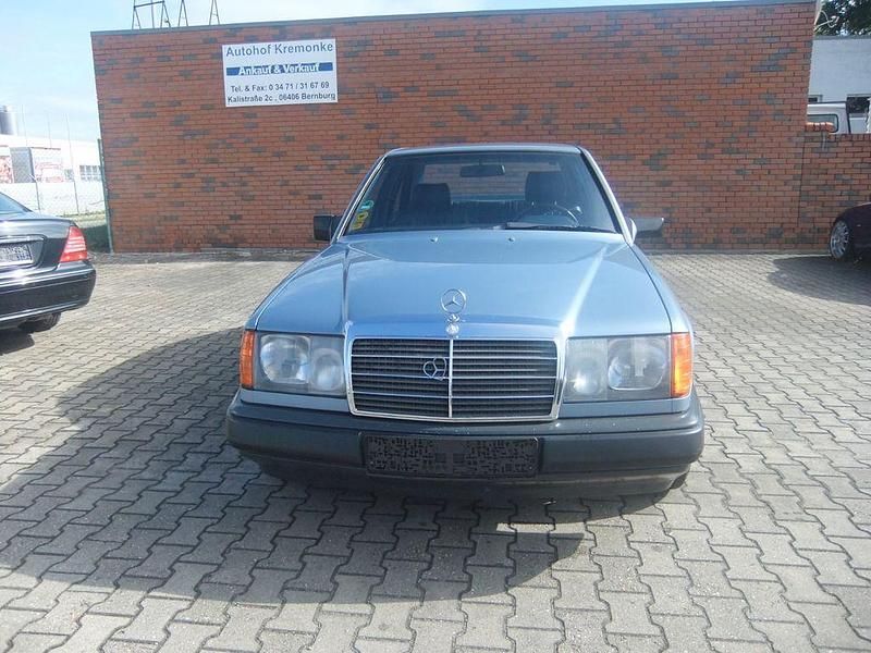 Gebraucht Mercedes E230 132 PS (97 kW) 1984 Blau Limousine