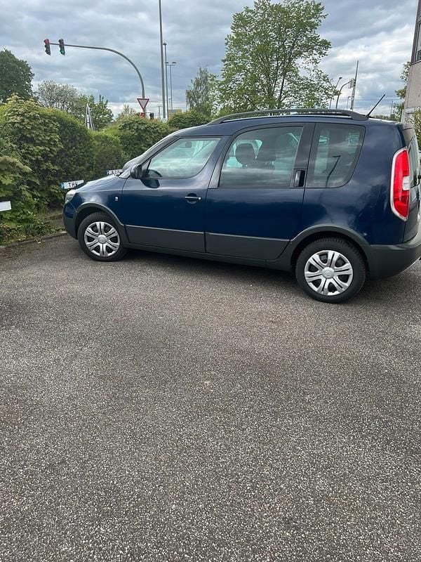 Blau Gebraucht 2011 Skoda Roomster Scout Kombi | 2.990 € - Bild 1/4