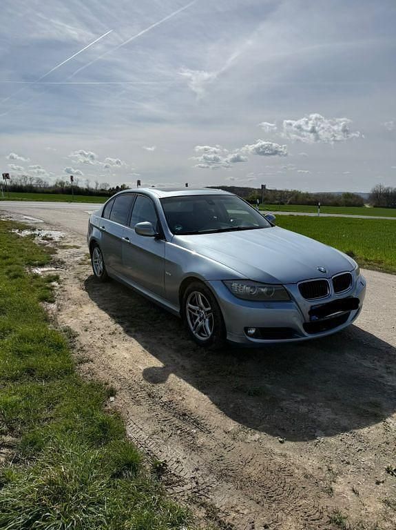 Gebraucht BMW 318 143 PS (105 kW) 2009 Silber Limousine