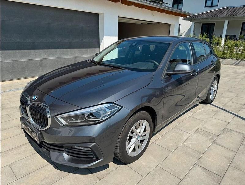Grau Gebraucht 2019 BMW 118 Advantage Kleinwagen | 17.990 € (Fairer Preis) - Bild 1/4