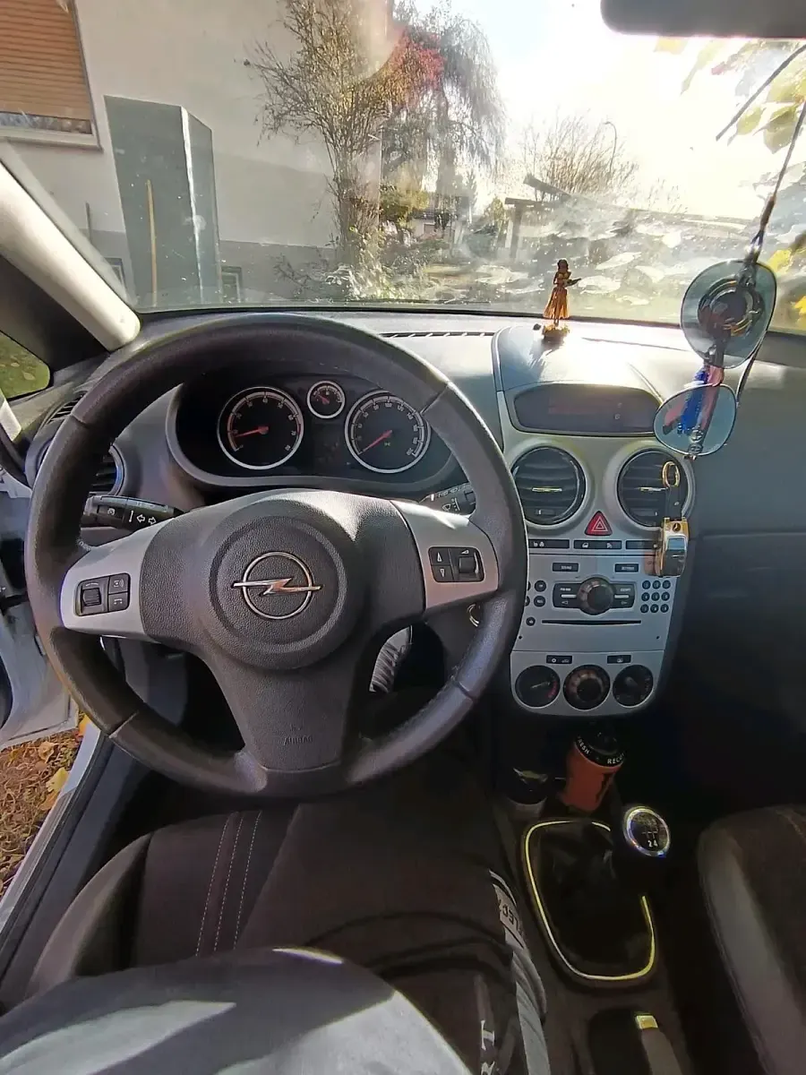 Gebraucht Opel Corsa 87 PS (63 kW) 2011 Weiß Kleinwagen