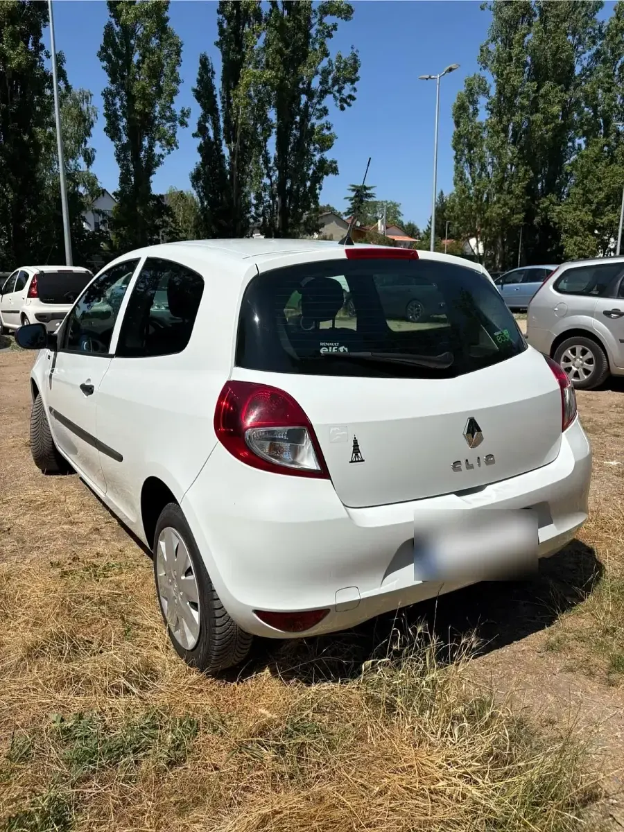 Gebraucht Renault Clio III 75 PS (55 kW) 2012 Weiß Limousine