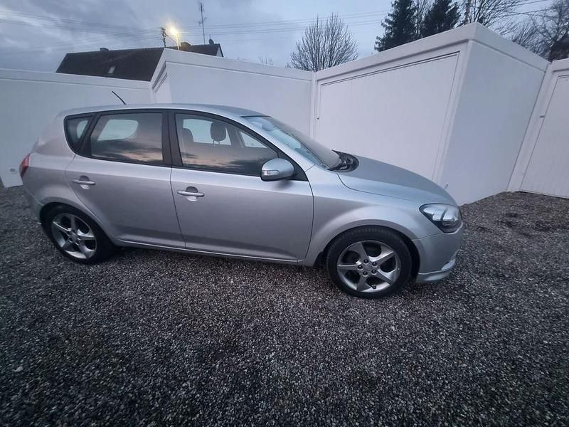 Silber Gebraucht 2013 Kia Ceed Limousine | 4.200 € (Guter Preis) - Bild 1/4