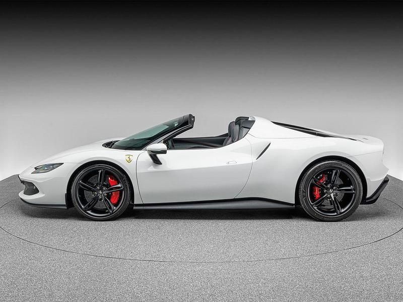 Gebraucht Ferrari 296 829 PS (609 kW) 2025 Bianco cervino Cabrio