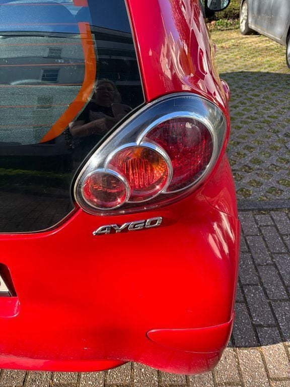 Gebraucht Toyota Aygo Edition 68 PS (50 kW) 2012 Rot Kleinwagen