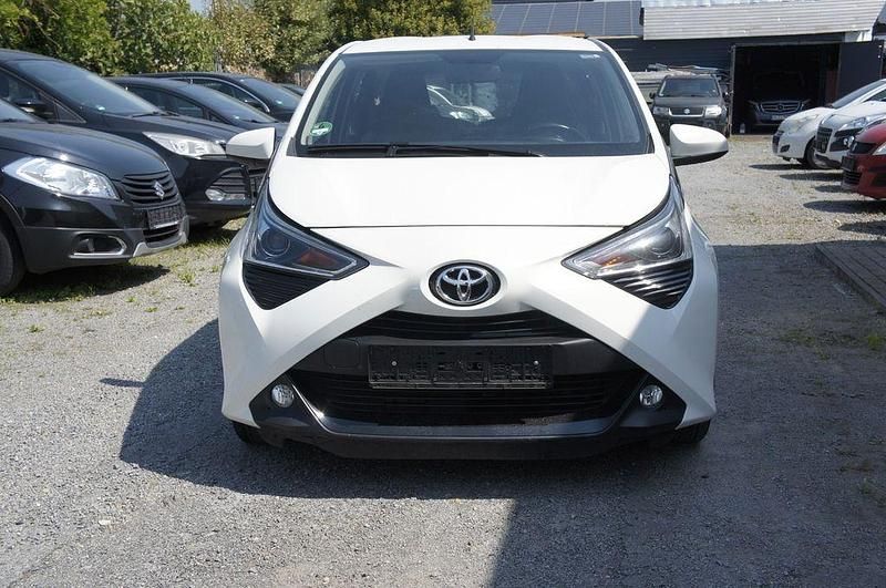 Weiß Gebraucht 2020 Toyota Aygo X-play Kleinwagen | 11.200 € (Fairer Preis) - Bild 1/4