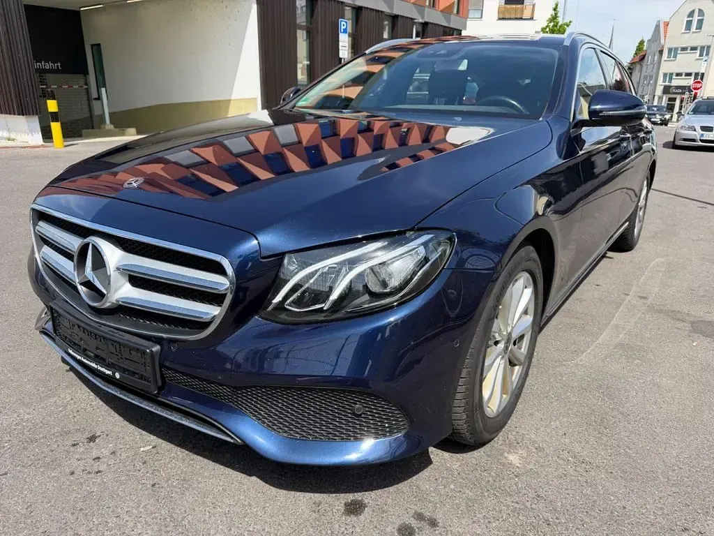 Używany Mercedes E220 194 KM (142 kW) 2018 Niebieski Sedan/Limuzyna