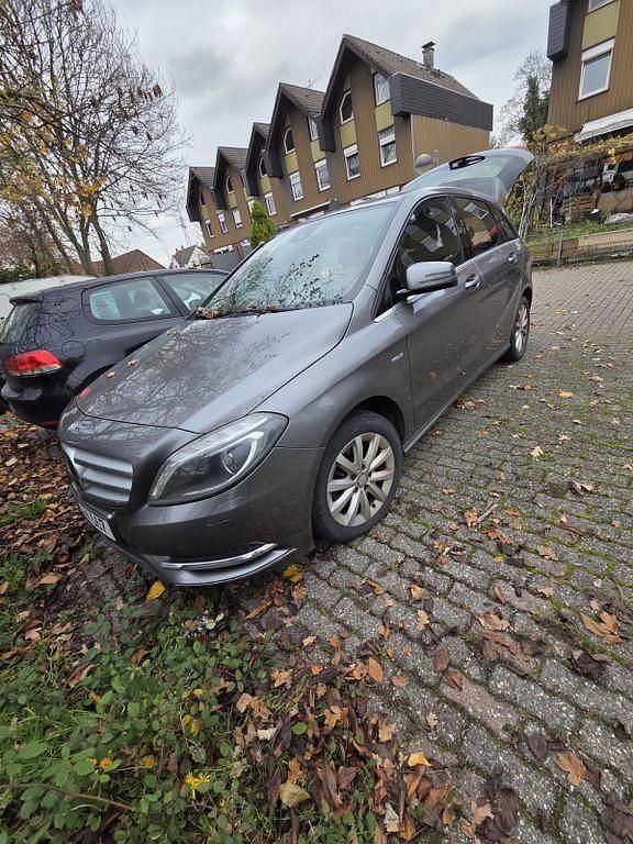 Grau Gebraucht 2012 Mercedes B200 Van / Kleinbus | 7.800 € (Fairer Preis) - Bild 1/4