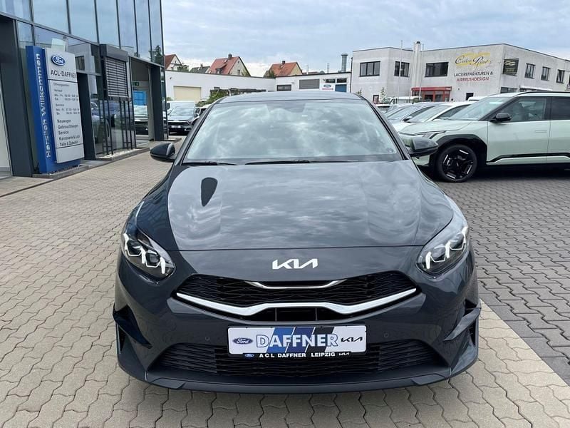 Neu Kia Ceed 101 PS (74 kW) 2025 Pentametall metallic Kleinwagen