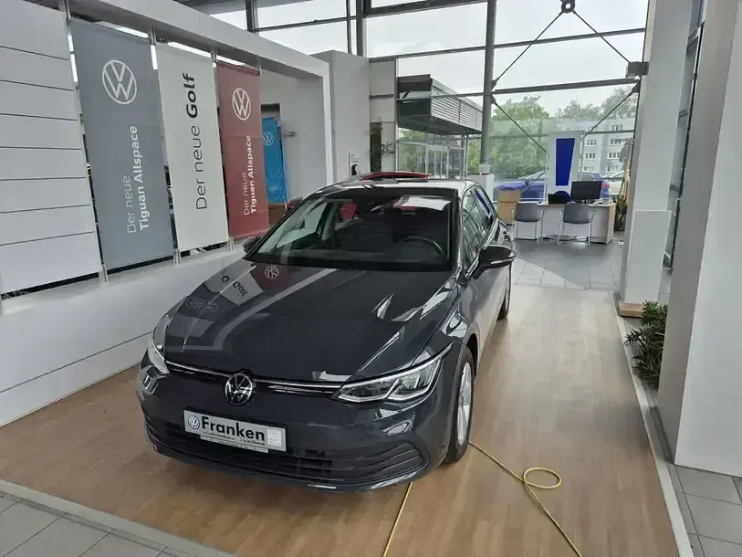 Gebraucht VW Golf VIII Life 131 PS (96 kW) 2023 Uranograu Limousine