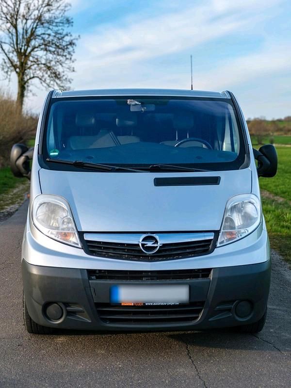 Gebraucht Opel Vivaro 114 PS (83 kW) 2012 Silber Van / Kleinbus