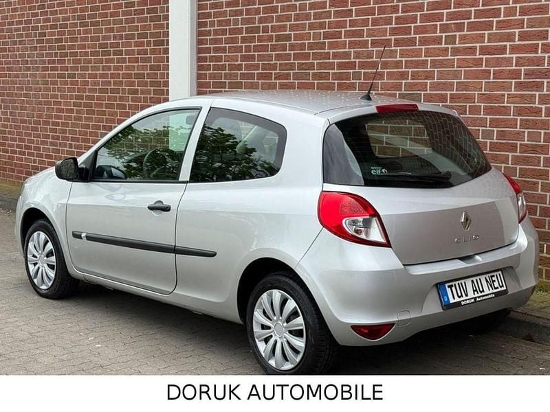 Używany Renault Clio III Expression 75 KM (55 kW) 2009 Szary Hatchback
