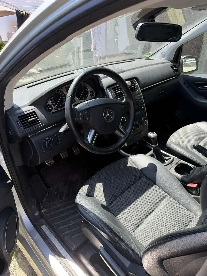 Gebraucht Mercedes B180 109 PS (80 kW) 2010 Grau Van / Kleinbus