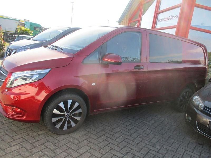 Gebraucht Mercedes Vito 190 PS (139 kW) 2021 Rot Van