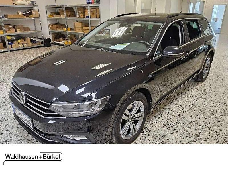 Deep black perleffekt (metallic) Gebraucht 2022 VW Passat Business Kombi | 18.950 € (Guter Preis) - Bild 1/4