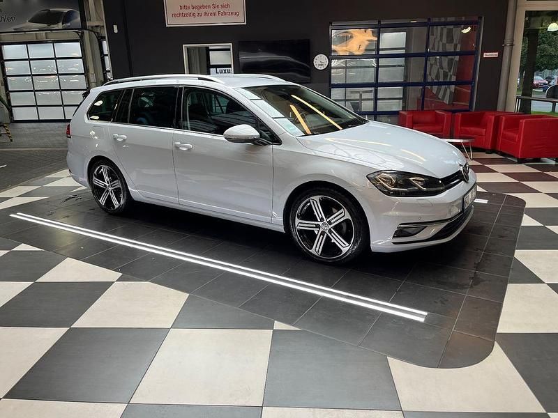 Weiß Gebraucht 2018 VW Golf VII Highline Kombi | 10.900 € (Superpreis) - Bild 1/4