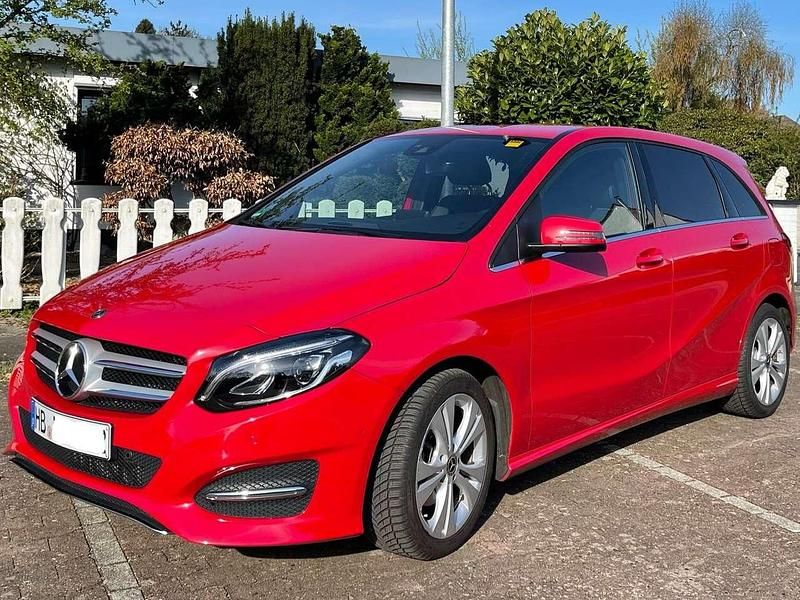 Rot Gebraucht 2018 Mercedes B180 Urban Van / Kleinbus | 17.500 € (Fairer Preis) - Bild 1/4