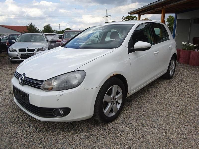 Weiß Gebraucht 2010 VW Golf VI Comfortline Kleinwagen | 3.300 € (Guter Preis) - Bild 1/4