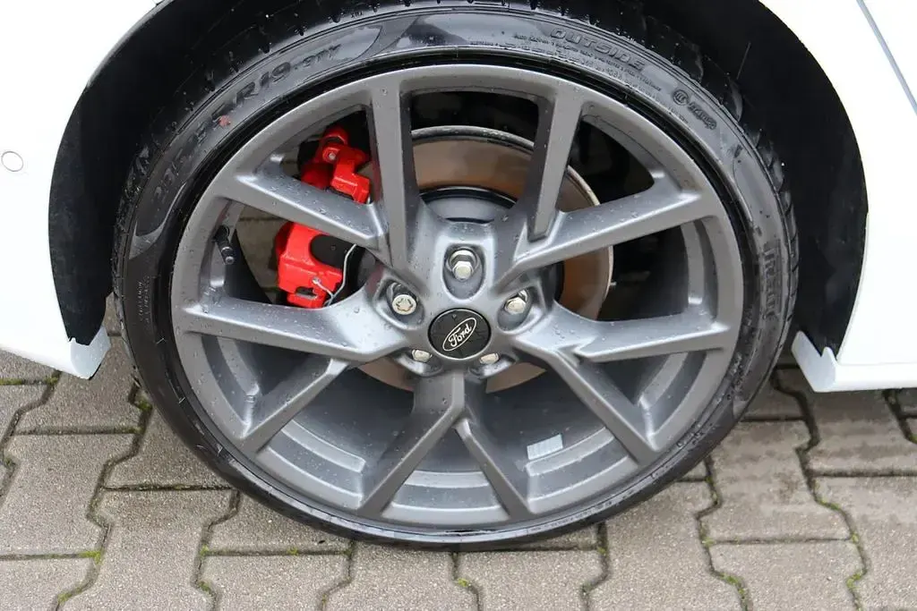Neu Ford Focus ST 280 PS (205 kW) 2026 Frozen white Limousine