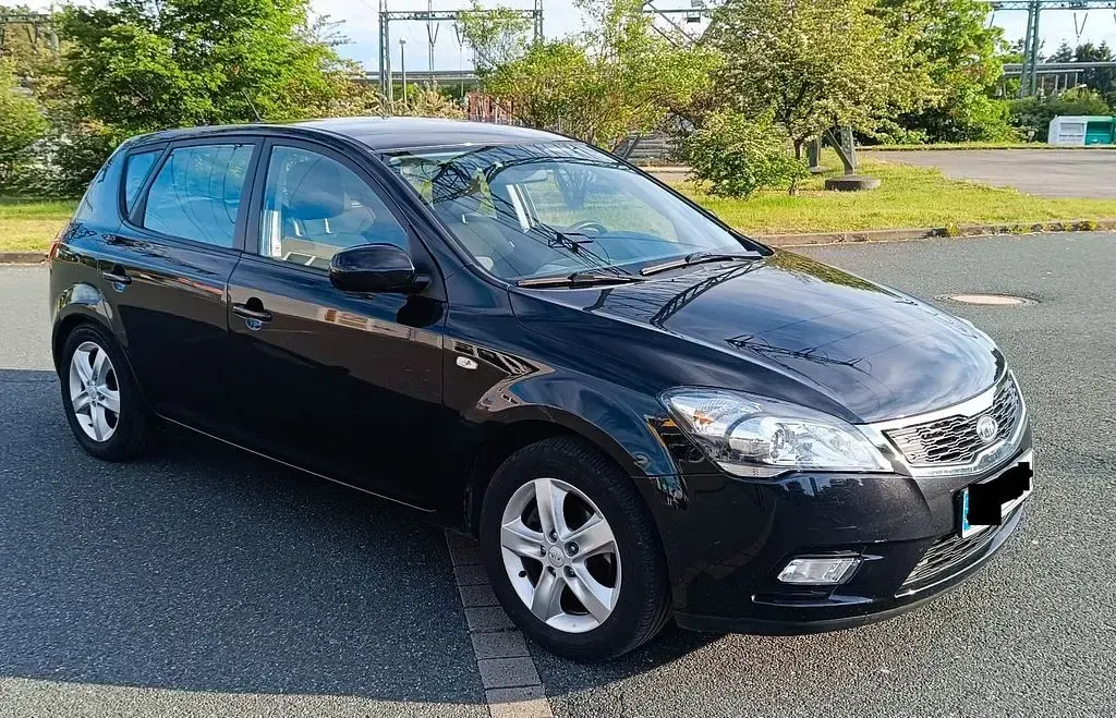 Usado Kia Ceed Edition 7 90 CV (66 kW) 2011 Negro Utilitario
