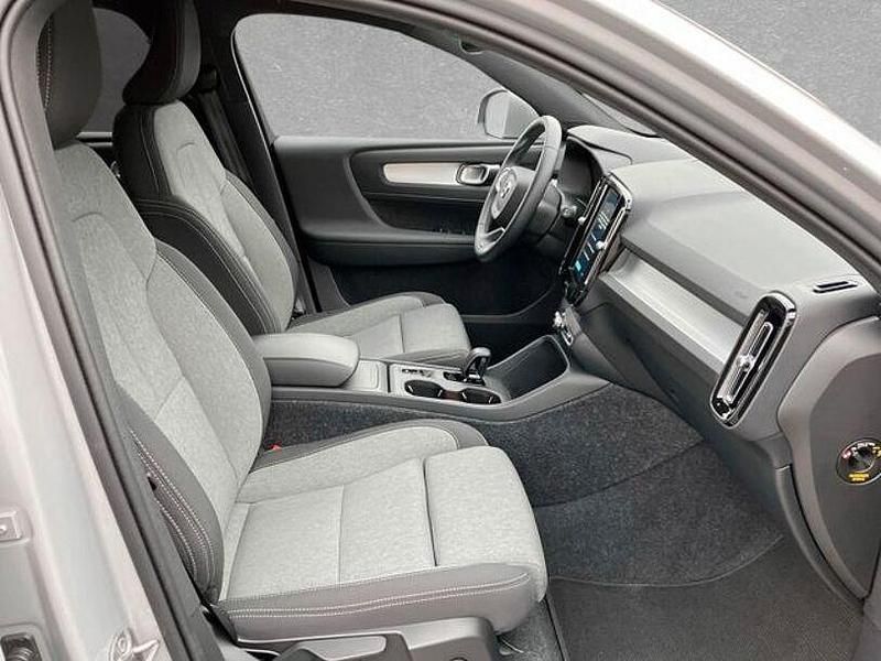 Gebraucht Volvo XC40 Core 163 PS (119 kW) 2024 Silver dawn SUV