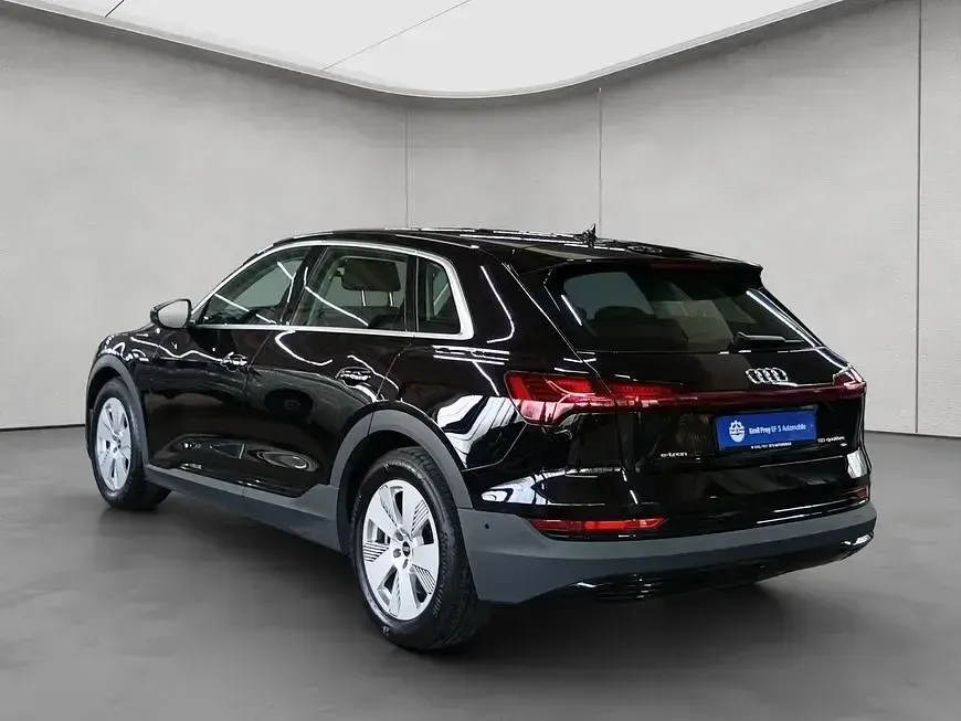 Gebraucht Audi e-tron Basis 230 kW (313 PS) 2022 Brillantschwarz SUV