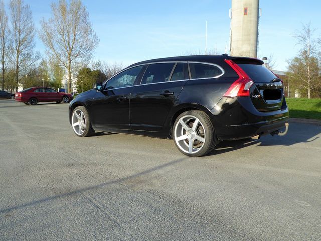 Gebraucht Volvo V60 Drive Kinetic 114 PS (83 kW) 2012 Schwarz metallic Kombi