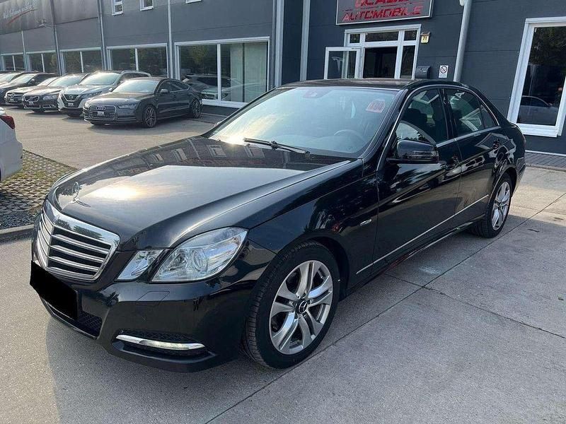 Schwarz Gebraucht 2011 Mercedes E200 Avantgarde Limousine | 8.950 € (Guter Preis) - Bild 1/4