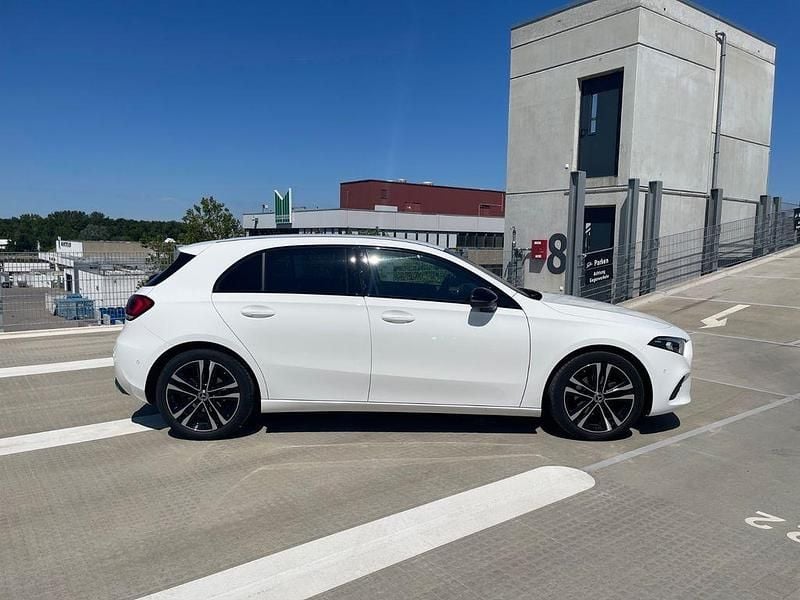 Weiß Gebraucht 2020 Mercedes A180 Edition 1 Limousine | 22.750 € (Guter Preis) - Bild 1/4