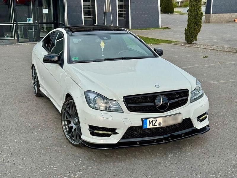 Weiß Gebraucht 2011 Mercedes C250 AMG line Coupé | 17.999 € (Teuer) - Bild 1/4