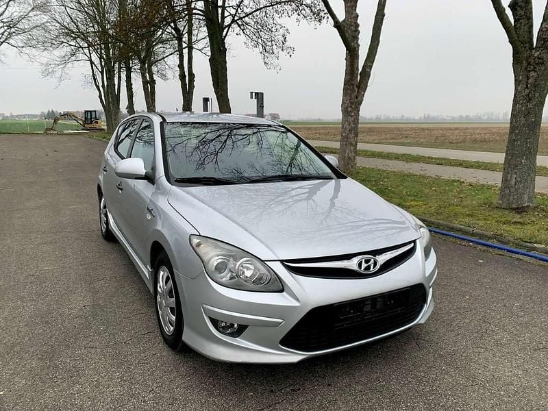 Grau Gebraucht 2010 Hyundai i30 Edition+ Limousine | 2.290 € (Guter Preis) - Bild 1/4